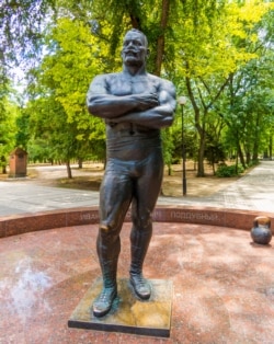 Кубань. Пам’ятник українському спортсмену-борцю, шестиразовому чемпіону світу з боротьби Іванові Піддубному (1871–1949) в місті Єйську