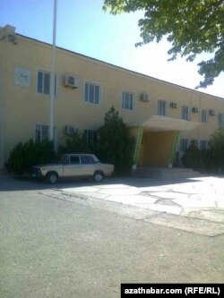 Esasy nebit geçirijiler Müdirliginiň binasy.