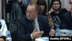 Рәшит Шакирҗанов чыгыш ясый