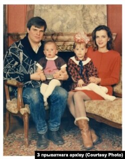 Віктар Бабарыка з жонкай Марынай і малымі дзецьмі Эдуардам і Марыяй, архіўнае фота