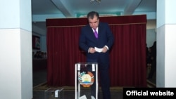 Президент Таджикистана Эмомали Рахмон голосует на конституционном референдуме, который предоставил ему право баллотироваться на пост президента страны без ограничений. Душанбе, 22 мая 2016 года.