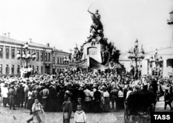Moskwa. Twer meýdançasy. Bolşewikler general Skobelewiň ýadygärliginiň öňünde ýygnanyşyk geçirýärler.