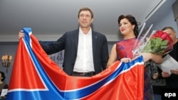 Anna Netrebko və ukraynalı separatçı Oleq Tsarev "Novorossiya"nın bayrağını tuturlar.