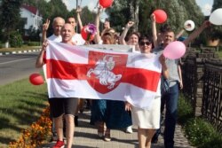 Віктар Фрыцлер (зьлева, трымае сьцяг) на пратэсьце ў Дрыбіне