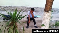 Sanawa durmak üçin garaşyp oturan oglan