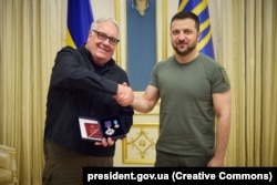 Президент України Володимир Зеленський і нагороджений орденом Ярослава Мудрого американський бізнесмен та філантроп Говард Грем Баффет. Київ, 7 листопада 2022 року