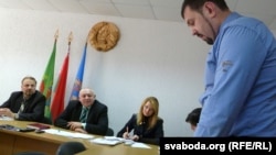 У цэнтры — вядоўца сходу Анатоль Кандратовіч