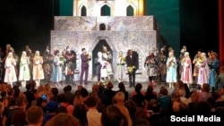 Мәскәүдә Малый театрда "Кара пулат" операсы тәмамлангач алкышлар