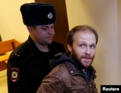 Photographer Denis Sinyakov in custody in November 2013