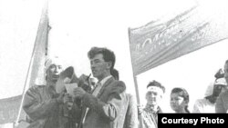 Поэт Мунайдар Балмолда читает свои стихи на митинге против празднования юбилея Уральского казачества. Уральск, 14 сентября 1991 года.