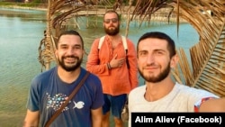 Кримчани Денис Мацола (ліворуч), Максим Осадчук та Алім Алієв (праворуч) на Гоа, Індія