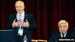 Ринат Закиров (с) башкарма комитет рәисе итеп сайлангач һәм парламент рәисе Фәрит Мөхәммәтшин. V корылтай