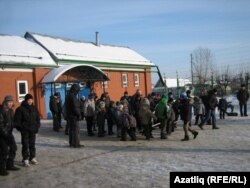 Мәчет ишегалдында малайлар ярыша