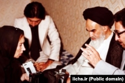 بنی‌صدر در حال ترجمه اظهارات آیت‌آلله خمینی در یک مصاحبه در نوفل لوشاتو