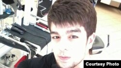 Достон Адеханов, парикмахер из Узбекистана, который был заколот до смерти в России за неудачную стрижку Фото с семейного архива.