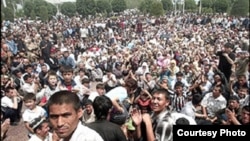 Демонстрация на центральной площади Андижана, 13 мая 2005 года