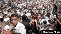 Мирная демонстрация на центральной площади Андижана. 13 мая 2005 года.