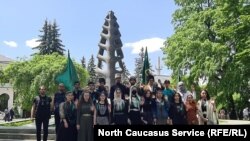 У памятника "Древо жизни" в Нальчике (архивное фото)