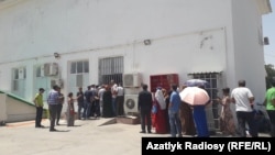 Люди в очереди у продуктового магазина в Ашхабаде.
