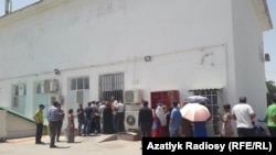 صف مردم برای خرید مواد غذایی از فروشگاه دولتی در عشق‌آباد