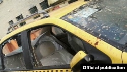 تاکسی حامل علی مطهری که در فرودگاه شیراز مورد حمله مهاجمان قرار گرفت.