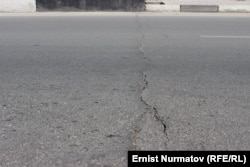 Трещина в асфальте на мосту.