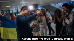 Advokat Emil Kurbedinov, İrlandiyadan qaytqan soñ, Kyivdeki «Borispol» ava limanında qarşılanıldı