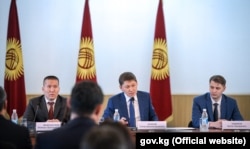 Премьер-министр Сапар Исаков (ортодо) жана өкмөт мүчөлөрү.