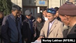 Қытайда қамалған туыстарының тағдырына араша сұраған азаматтар Қазақстан сыртқы істер министрлігі өкілдігінің алдында тұр. Алматы, 24 қазан 2017 жыл.