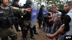 Мигранттар менен Македония полициясы, 21-август, 2015-жыл