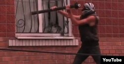 Людзі нападаюць на мясцовы райаддзел міліцыі, 2 ліпеня 2013, Врадіївка