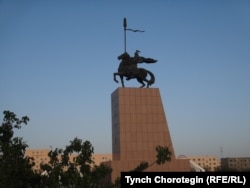 Улуу-Чат шаарындагы Манастын айкели. КЭР. 08.7.2014.