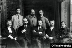 Члени першого уряду України, сформованого Центральною Радою. Сергій Єфремов – четвертий у нижньому ряду, поруч із Симоном Петлюрою (крайній справа). Київ. 28 червня 1917 року