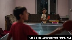 Said ve Mamut (9 yaşında) Bağçasarayda evde masa tennisi oynaylar