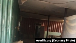 Один из вагончиков, в котором живет осужденные.