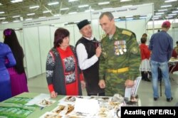 Рәссам Әлфия Мөхәмәтова янында