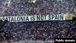 "Барселона" менен "Реал Мадриддин" матчында "Каталония Испания эмес" деген жазуу