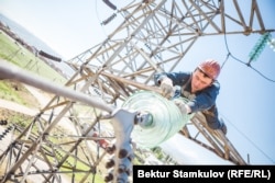 30 метр бийиктикте электр чубалгысын жөндөп жаткан жумушчу.