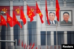 Пхеняндаги Ким Ир Сен ва Ким Чен Ир портретлари, 2016 йил 6 майи.