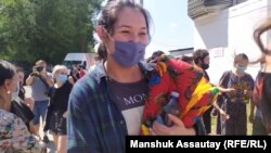 Активистка Асия Тулесова после выхода из алматинского следственного изолятора (СИЗО), где пробыла около двух месяцев. Алматы, 12 августа 2020 года