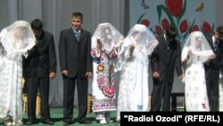 Täjigistanly ýaş çatynjalar.