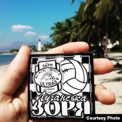 Стикер «Луганська Зоря» всегда с собой. Фото из личного архива Виталия Серба