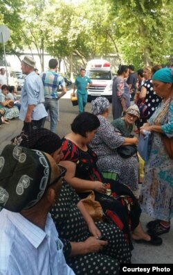 Как пишет AsiaTerra, люди теряют сознание в очереди у здания Верховного суда Узбекистана.