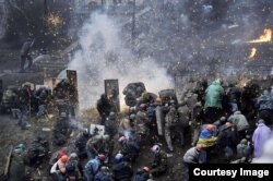 По утверждению товарищей Сергея Кемского, на этом фото он справа от человека в зеленой накидке. На нем зеленая каска и рюкзак.