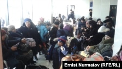 Оштогу аэропортто учак күтүү. 2016-жыл, декабрь.