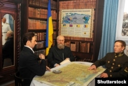 Фігури історичних постатей в музеї «Становлення української нації» у Києві. Зліва направо: Володимир Винниченко, Михайло Грушевський та Симон Петлюра