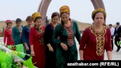 Türkmenistanyň edara-kärhanalarynda işleýän zenanlar (Illýustrasiýa suraty)