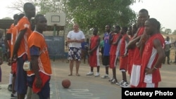 На баскетбольнай пляцоўцы