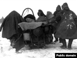 Казахська родина тікає від голоду, що виник внаслідок сталінської колективізації. Казахстан, 1930 рік