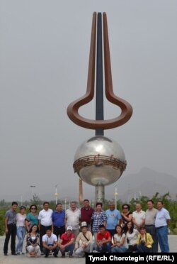 Улуу-Чаттагы ооз комуздун айкелинин жанында.